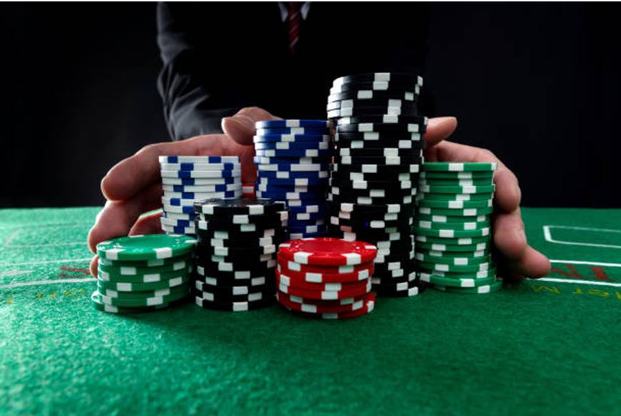 Poker Face: Essential Strategies for Different Variants of Poker